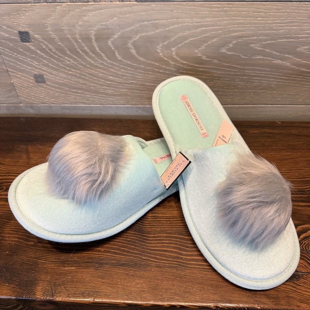 New Victoria's Secret Pom-pom Slippers Large 9-10 Bedroom Shoes Slides Green